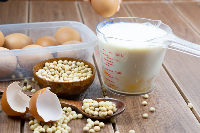 無糖豆漿或水煮蛋都是運動後補充蛋白質的好選擇。（示意圖，Shutterstock／達志）