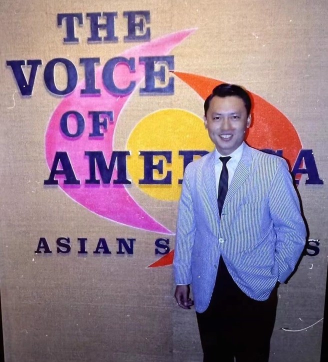 黄𠎀平在美国之音。（图／作者黄𠎀平提供）