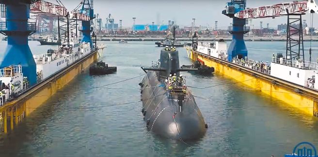 海鯤號潛艦今出塢擬9月海測 ，高雄港海空戒備森嚴。(台船提供/中時資料庫)