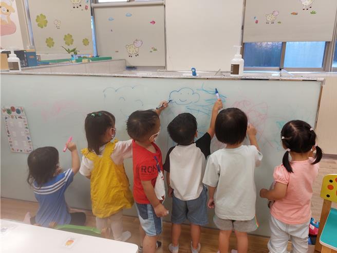台北市興隆國小附設幼兒園，幼兒於廁所塗鴉牆自由創作。（教育部提供／林志成台北傳真）