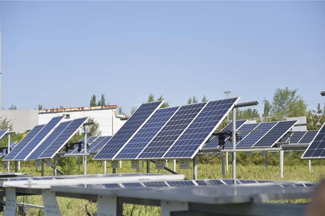 大陸經濟發展綠色含量上升；上半年，規模以上工業水電、核電、風電、太陽能發電量合計同比增長13.4％。（摘自新華社）