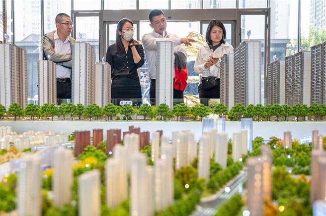 上半年，大陆全国新建商品房销售面积、销售额同比分别下降19.0％、25.0％。（摘自中新社）