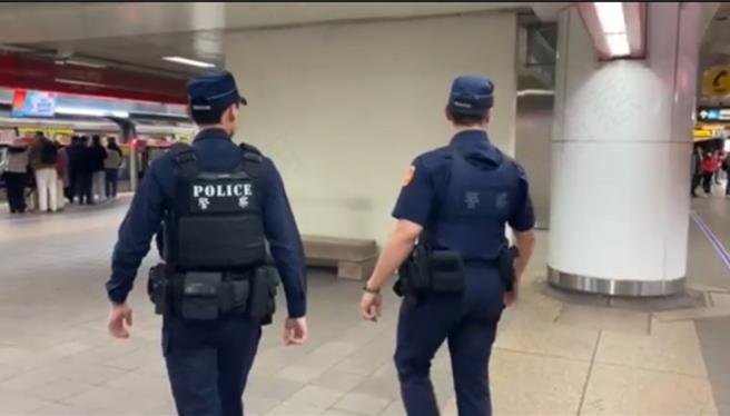 台北捷運公司1名員工日前於列車車廂內拾獲1個零錢包，打開後發現內藏微量的大麻、2顆搖頭丸以及1個吸食器，北捷立刻向警方報案。（捷運警察隊提供）