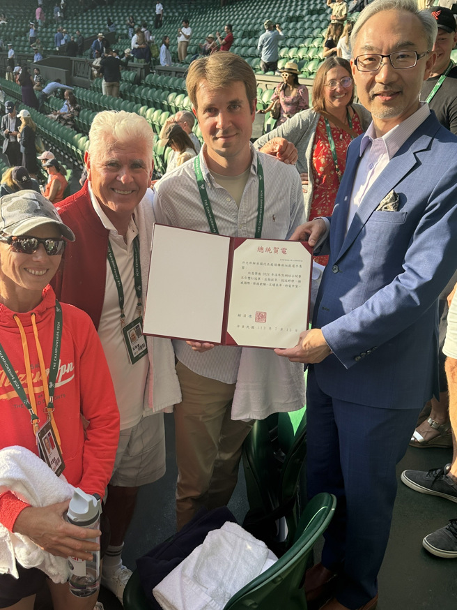 驻英国代表处的姚金祥大使（右1）亲自赴温布顿网球赛现场为谢淑薇选手加油。(照片/教育部体育署提供)