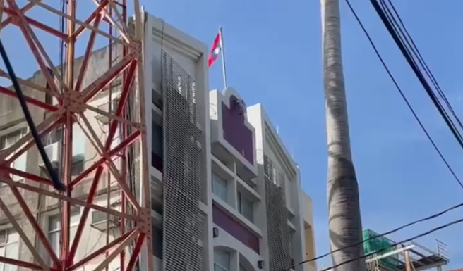 高雄右昌派出所国旗倒挂 ，楠梓分局坦承疏失。(民眾提供)