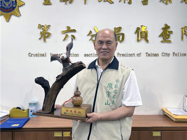 最後一天上班的台南市警察局長廖宗山，15日仍前往警六分局指揮逮捕涉案的羅姓女子。（洪榮志攝）