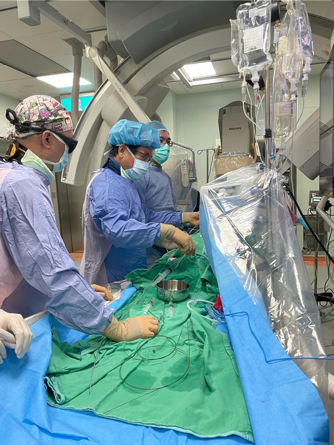 辅医心血管医学部心臟内科团队，日前顺利执行左心耳封堵术。（辅医提供）