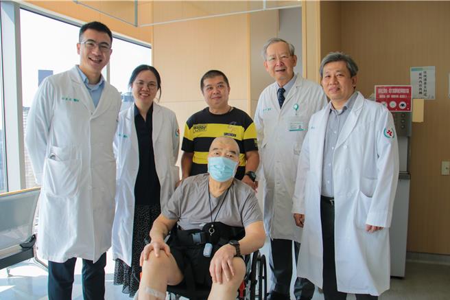 医师林重佑（左起）、医师陈彦秀、病人家属、辅医副院长江福田、部主任刘世奇。（辅医提供）