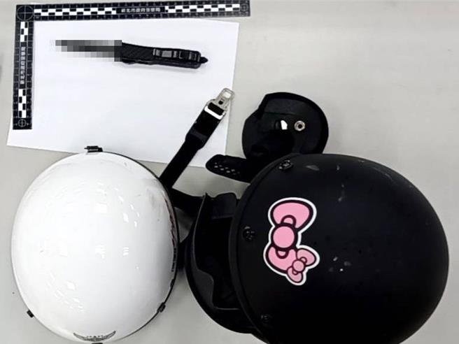 警方查扣折疊刀、安全帽等證物。（警方提供）