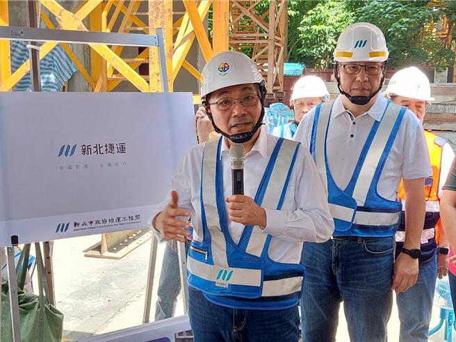 新北市長侯友宜（左）今前往捷運三鶯線三峽站視察，被問到美國前總統川普遇刺事件受訪表示，在選舉中發生重大槍擊事件，這是讓民主倒退嚴重的事件。（陳慰慈攝）