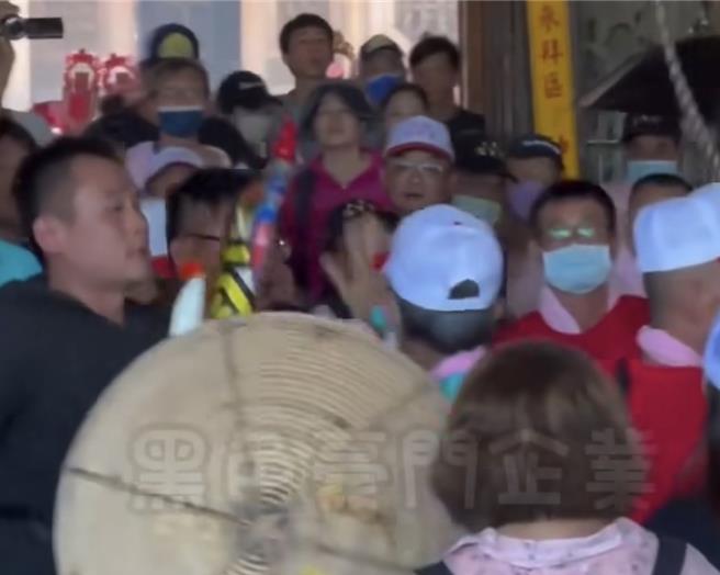 台南市北门区南鲲鯓代天府正值进香期，许多进香团来参香，但昨（14）日中午却发生阵头打架。（摘自黑色豪门企业／张毓翎台南传真）