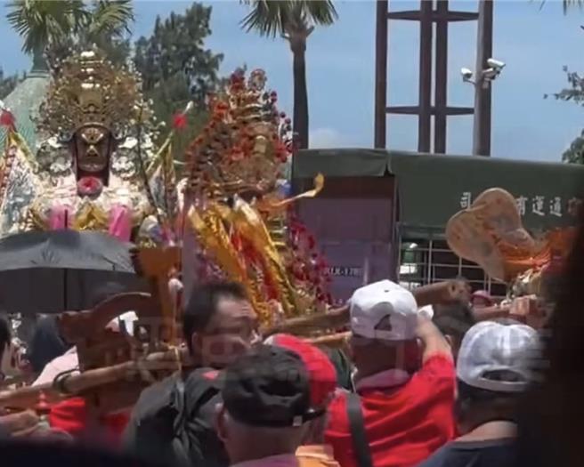 台南市北门区南鲲鯓代天府正值进香期，许多进香团来参香，但昨（14）日中午却发生阵头打架。（摘自黑色豪门企业／张毓翎台南传真）