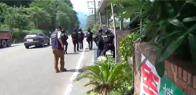艺品商拥重军火藏身南投200坪住所，警重装防备攻坚逮人。（刑事局中部打击犯罪中心提供／李易昌台中传真）
