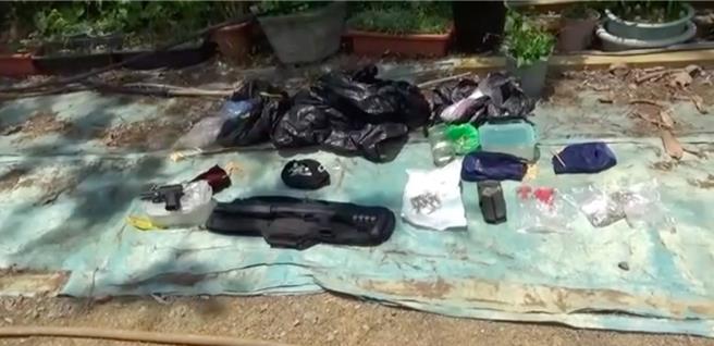 艺品商拥重军火藏身南投200坪住所，警重装防备攻坚逮人。（刑事局中部打击犯罪中心提供／李易昌台中传真）