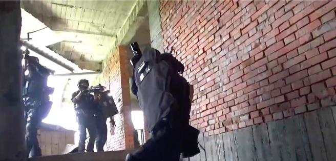艺品商拥重军火藏身南投200坪住所，警重装防备攻坚逮人。（刑事局中部打击犯罪中心提供／李易昌台中传真）