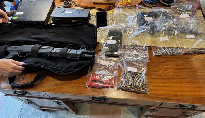 艺品商拥重军火藏身南投200坪住所，警重装防备攻坚逮人。（刑事局中部打击犯罪中心提供／李易昌台中传真）