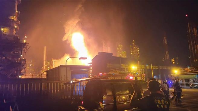 台湾中油大林炼油厂2022年10月深夜气爆，吓坏周边居民，大火还引发浓烟，遭高市府环保局依《空气污染防制法》开罚500万元。中油认为意外只是「故障」引起可免罚，不服提诉遭驳回，又提行政诉讼。高雄高等行政法院认为，中油管理明显有疏失才导致意外、空污发生，裁罚有理，判中油败诉，可上诉。（本报资料照片）