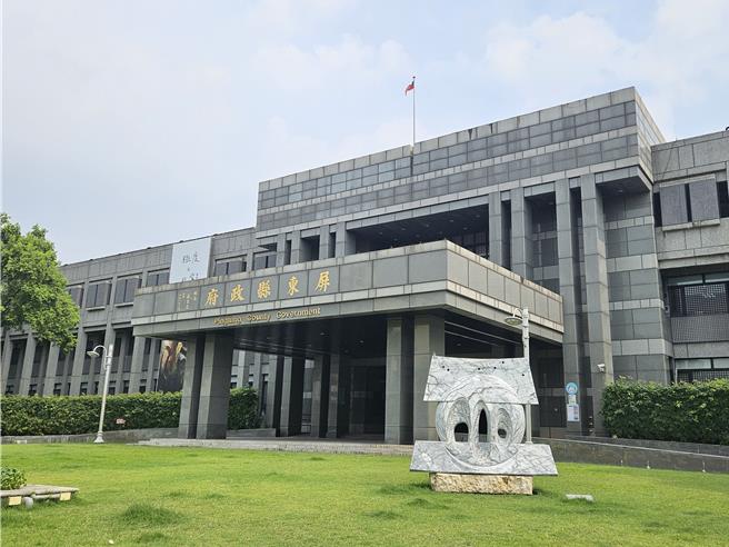 屏東縣發生私立補習班教師涉性侵事件，屏東縣政府教育處廢止補習班立案許可，並對狼師登錄補習班不適任人員，不料該補習班仍繼續招生，縣府裁罰25萬。（羅琦文攝）