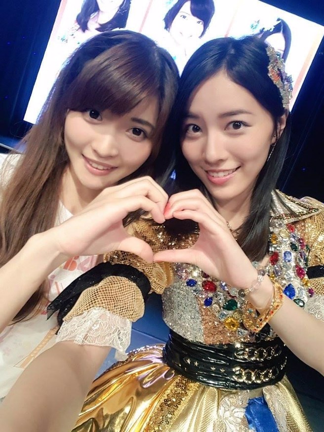 王馨（左）晒出自己练习生时期与SKE48松井珠理奈的合照。（图／翻摄自王馨Threads）