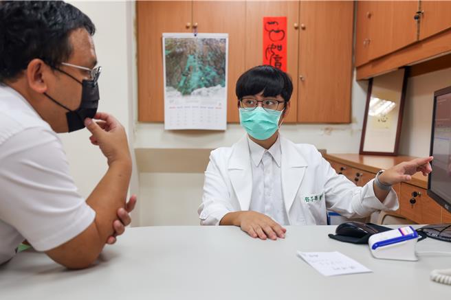 花莲慈济医院肾臟内科医师邓子聪指出，临床上常见的热伤害有4种状况，包含有热痉挛、热晕厥、热衰竭及中暑，治疗方式主要有3个快，「快速发现」、「快速降温」跟「快速就医」。（花莲慈济医院提供／罗亦晽花莲传真）