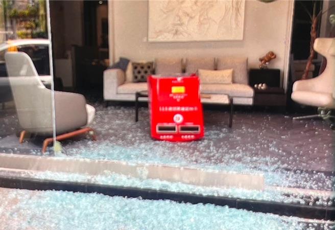 佘翁的車輛撞擊郵筒，紅色郵筒飛入路邊藝品店店內。（翻攝畫面）