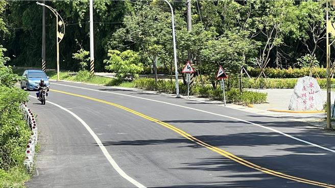 台南市長黃偉哲說，除了5條道路品質改善之外，林安森林步道入口、青山窯場以及東原聚落等景觀節點也一併優化。（張毓翎攝）