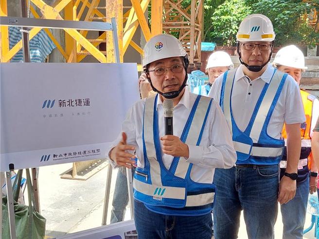 0403花蓮大地震震出捷運環狀線錯位問題，正在動工的捷運三鶯線安全問題也備受關注，新北市長侯友宜今（15）日前往三峽站視察時回應，地震後有全面巡查三鶯線各路段，並無受到影響，但仍以最高標準要求施工單位做補強，確保6弱以下地震時不會發生任何問題。（陳慰慈攝）