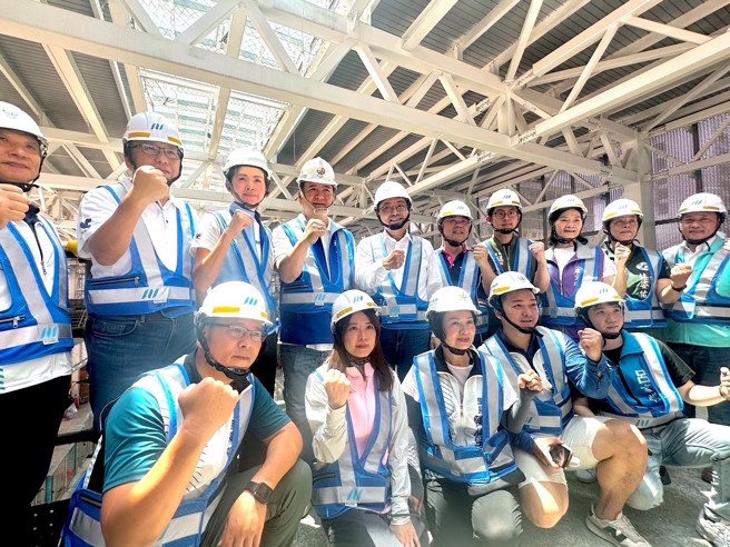 市長與議員、里長大合照(圖/新北市政府捷運工程局提供)