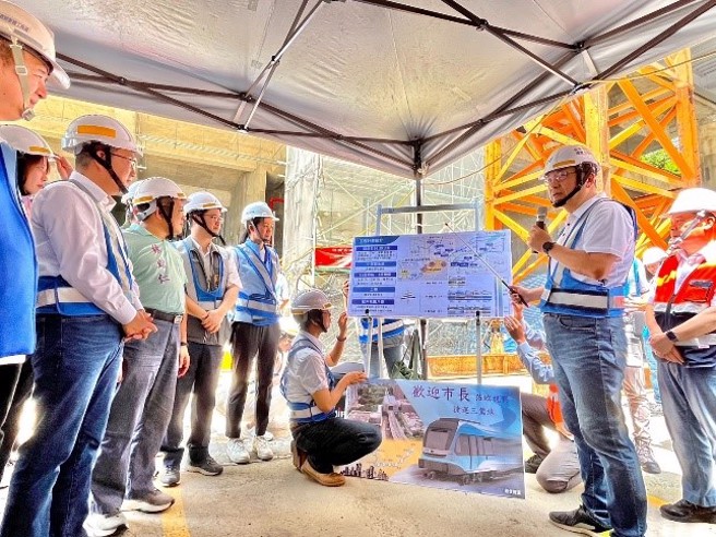 捷運局長李政安簡報說明(圖/新北市政府捷運工程局提供)