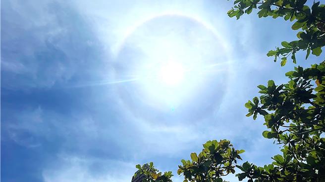 台東市午後上空出現「日暈」奇景，仿佛散發光芒的眼眸，又被稱為「上帝之眼」。（蕭嘉蕙攝）