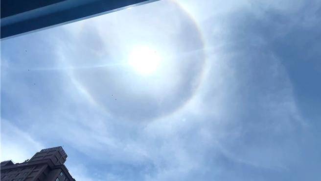 「暈」是陽光或月光穿越懸浮在大氣中的冰晶，經過折射或反射過程所形成的光學現象。（蕭嘉蕙攝）