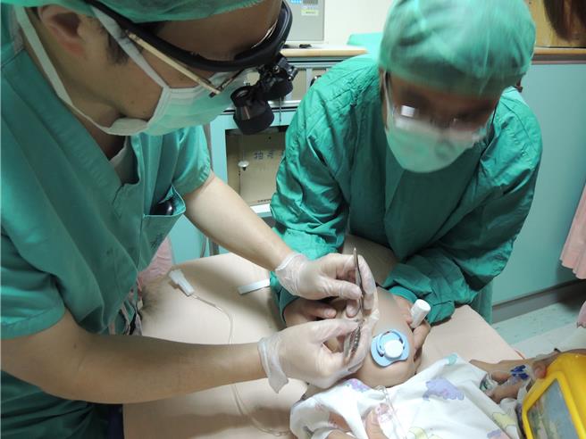 「可调式斜视矫正手术」术后在恢復室即评估眼位，再进行微调至最佳位置，嘉基10年累计手术上千件。（嘉义基督教医院提供∕吕妍庭嘉义传真）