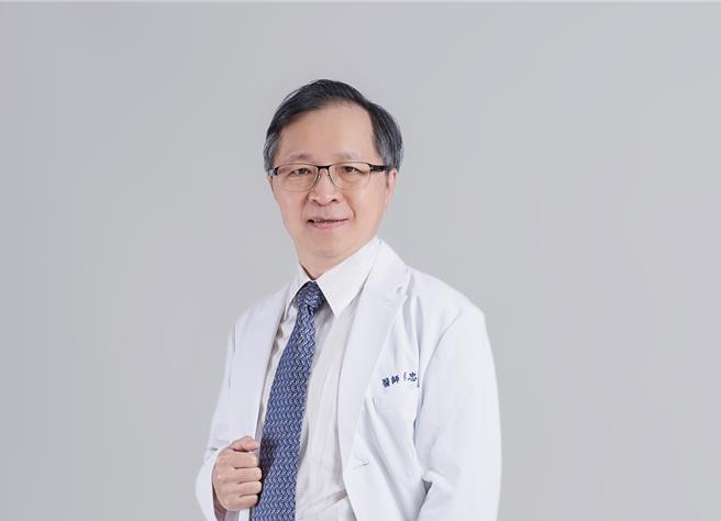 嘉基眼科医师蔡忠斌表示，斜视可以治疗，至今也发展出相当多样的术式。（嘉义基督教医院提供∕吕妍庭嘉义传真）