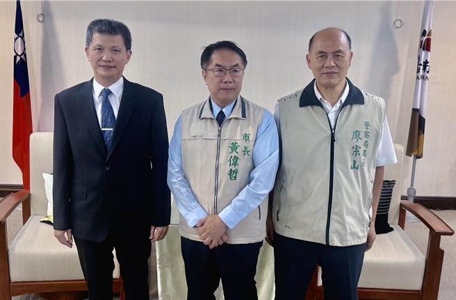 外传将接任台南市警察局长的警政署警政委员林国清，15日下午在现任市警局长廖宗山的陪同下，前往市府拜会市长黄伟哲。（市府提供／洪荣志台南传真）