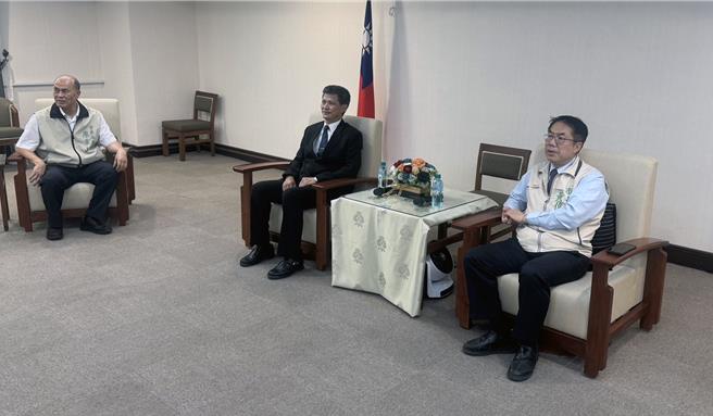 外传将接任台南市警察局长的警政署警政委员林国清，15日下午在现任市警局长廖宗山的陪同下，前往市府拜会市长黄伟哲。（市府提供／洪荣志台南传真）