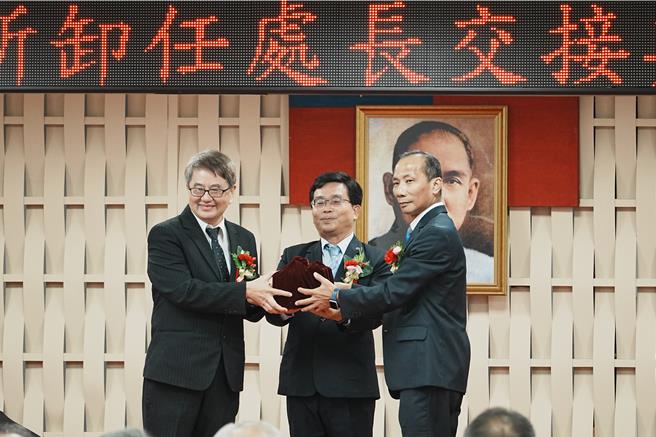 今天上午(7／15)台电高雄区处举行处长交接典礼，图左为卸任处长张以诺、中间为监交人台电副总陈铭树、右为新任处长黄志荣。（台电提供）