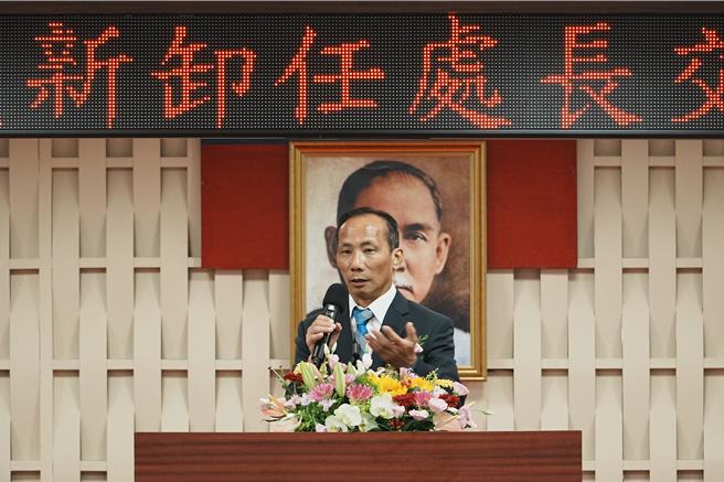 新任处长黄志荣在交接典礼中，提出对高雄区处与自我的三大期许，包括工作安全、稳定供电、服务至上三大面向。（台电提供）