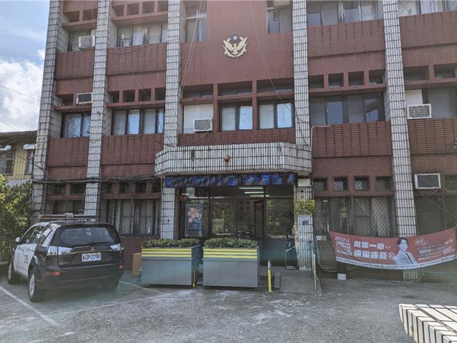 基隆市警察局八堵分駐所今年2月底發生貨車撞入值班台，造成蘇姓員警身亡。近日傳出蘇姓員警僅能被視為「因公死亡」而非「因公殉職」，引起議論。（張志康攝）