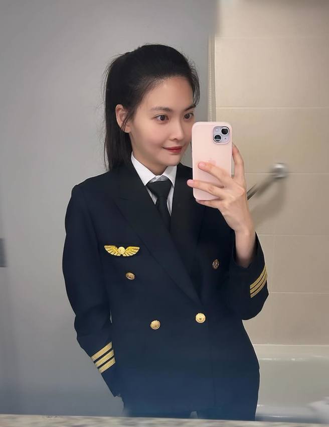 王馨被空服员大讚是最美女机师。（图／IG@王馨）