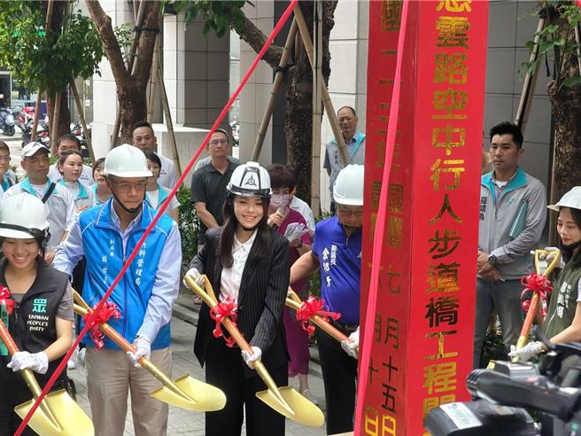 新竹市关埔地区首座横跨慈云路的人行空桥，15日由市长高虹安（左三）主持动土典礼。（陈育贤摄）