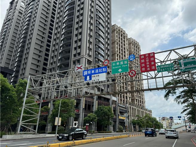 横跨新竹市慈云路的关埔首座空桥15日终于动工，预计明年完工。（陈育贤摄）