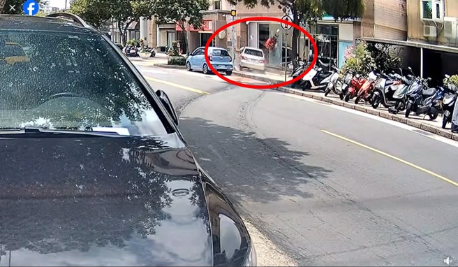 85歲老翁誤踩油門衝撞藝品店，人行道上的郵筒也被撞到連根拔起。（翻攝爆料公社二社）