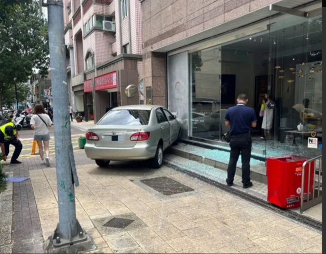 85歲老翁誤踩油門衝撞藝品店，人行道上的郵筒也被撞到連根拔起。（翻攝爆料公社二社）