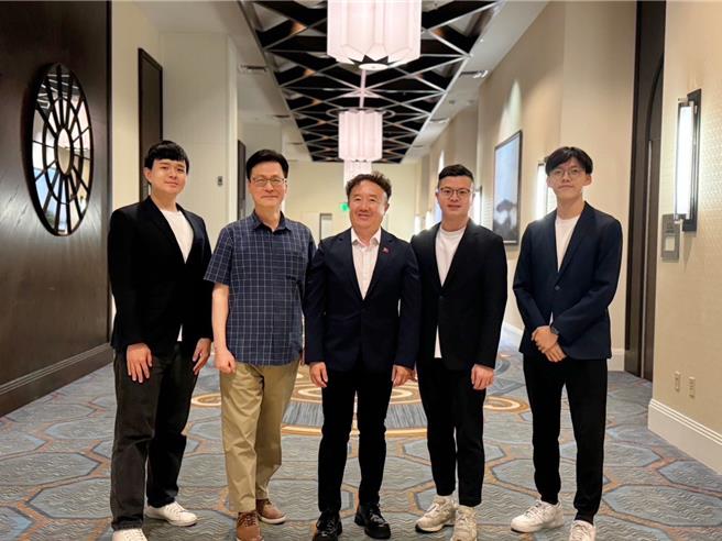 国民党代表团于台北时间15日下午抵达芝加哥国际机场，将出席共和党全国党代表大会。（国民党文传会提供）