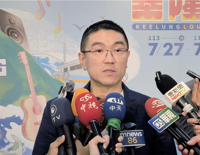 基隆市長謝國樑為今年2月底遭撞亡的蘇姓員警抱屈，他表示若中央未能給外界合理交代，他不排除透過募款方式協助家屬獲得應有權益。（張志康攝）