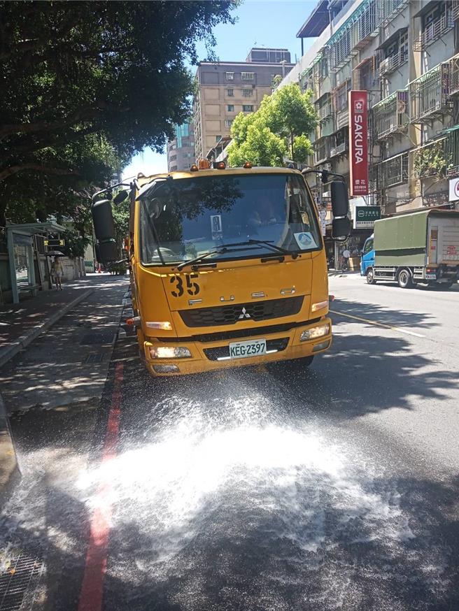 新北市府启动防热机制，在三峡、树林、永和、土城等区执行洒水作业。（新北市消防局提供）