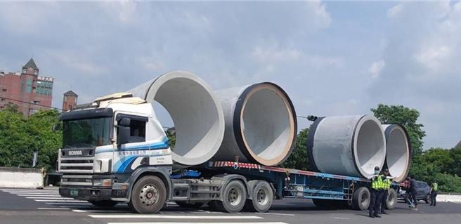 7月15日中午，一辆拖板车装载大型水泥管由冈山区欲载往路竹科学园区，行经路竹区中山路与路科十路路口时因水泥管綑绑绳索断裂造成水泥管脱溜前滚推撞拖板车驾驶室导致毁损。（翻摄照片／林瑞益高雄传真）