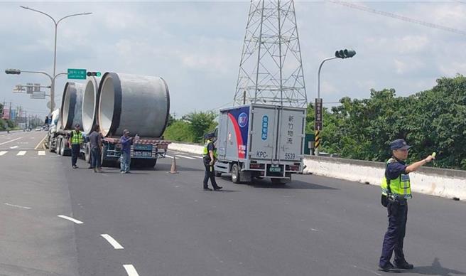 7月15日中午，一辆拖板车装载大型水泥管由冈山区欲载往路竹科学园区，行经路竹区中山路与路科十路路口时因水泥管綑绑绳索断裂造成水泥管脱溜前滚推撞拖板车驾驶室导致毁损，警方获报到场疏导交通。（翻摄照片／林瑞益高雄传真）