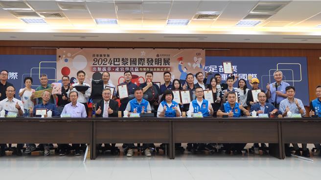 苗栗縣長鍾東錦等人恭賀得獎者。（苗栗縣政府提供／李京昇苗栗傳真）