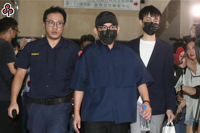 藝人黃子佼（中）遭民眾向台北地檢署告發黃子佼涉嫌強制猥褻等罪，台北地檢署檢察官指揮婦幼警察隊搜索並傳喚到案，隨後移送北檢複訊。（本報資料照片，杜宜諳攝）